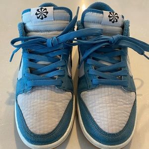 Nike low dunk rift blue tennis shoes. Men sizes 8.5
